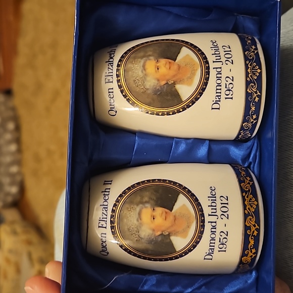 Queen Elizabeth II Diamond Jubilee salt & pepper shakers - Picture 1 of 8